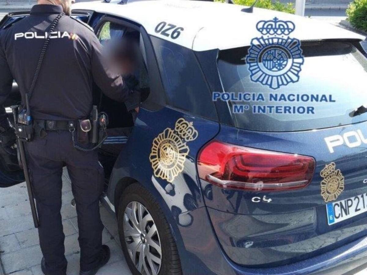 Detenido un hombre por atracar un supermercado y una gasolinera con dos vehículos sustraídos