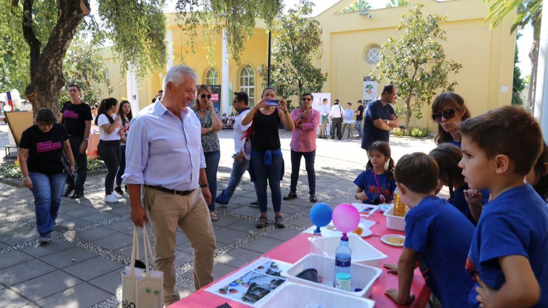 Niños muestran sus experimentos en una de las primeras actividades de La Noche de los Investigadores