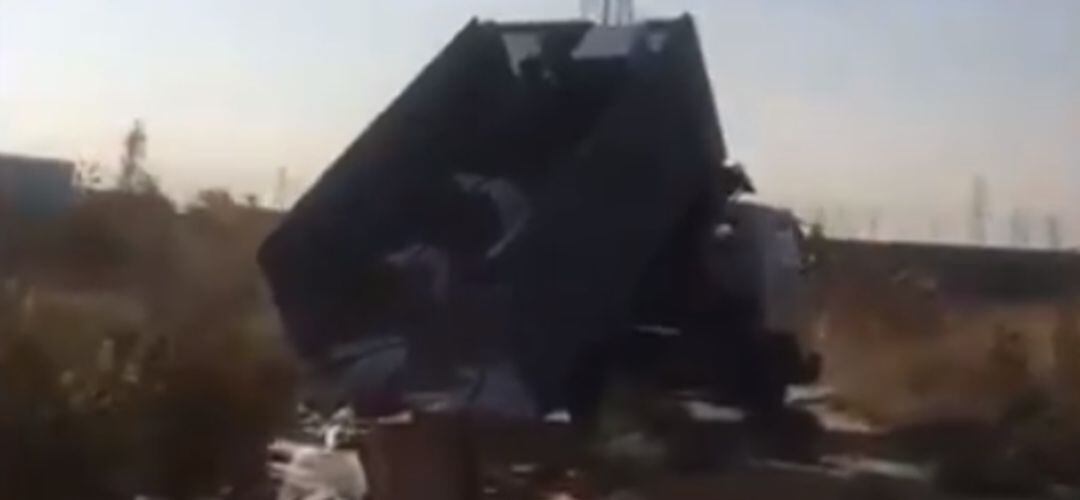 El camión depositando residuos