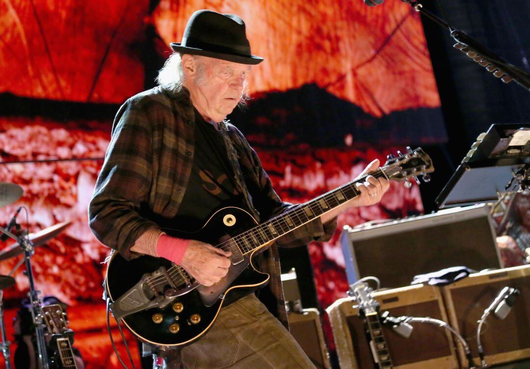 Neil Young, durante un concierto. 