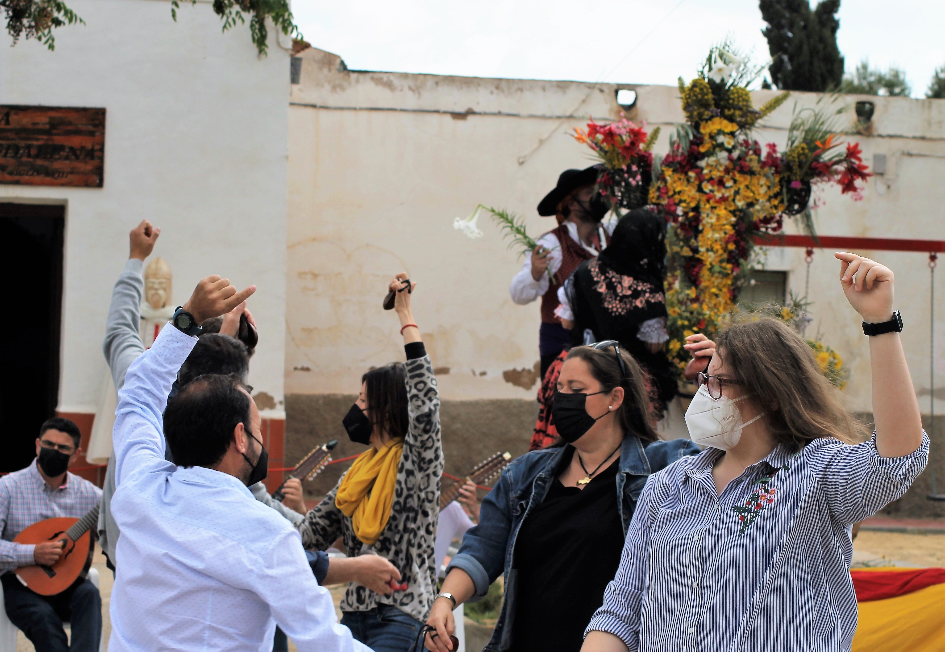 Celebración de la Cruz de Mayo en la plaza de la ermita de La Magdalena, acompañada por miembros del grupo folclórico &quot;Ciudad de Cartagena de La Palma, que trabaja desde hace décadas por la conservación del patrimonio cultural del campo de Cartagena. Año 2021