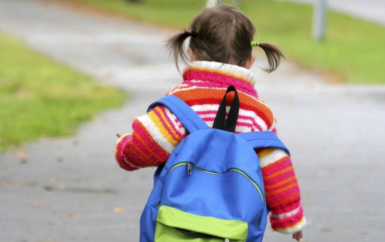 Una niña acude a su colegio.