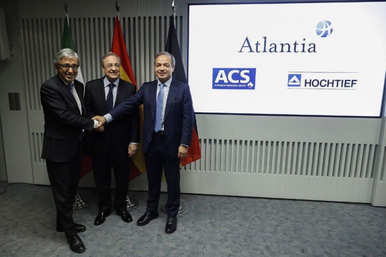 El presidente de ACS, Florentino Pérez (c); el consejero delegado de Atlantia, Giovanni Castelluci (i), y el presidente de Hochtief, Marcelino Fernández Verdes (d), durante la rueda de prensa ofrecida para explicar los detalles de su oferta conjunta por la totalidad de las acciones de la concesionaria de autopistas Abertis. 