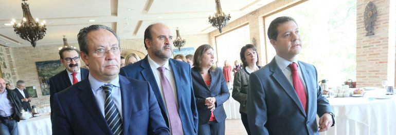 Page (a la derecha) acompañado en primer término por el consejero de Hacienda Juan Alfonso Ruiz Molina (izq.) y el vicepresidente Martínez Guijarro (centro).