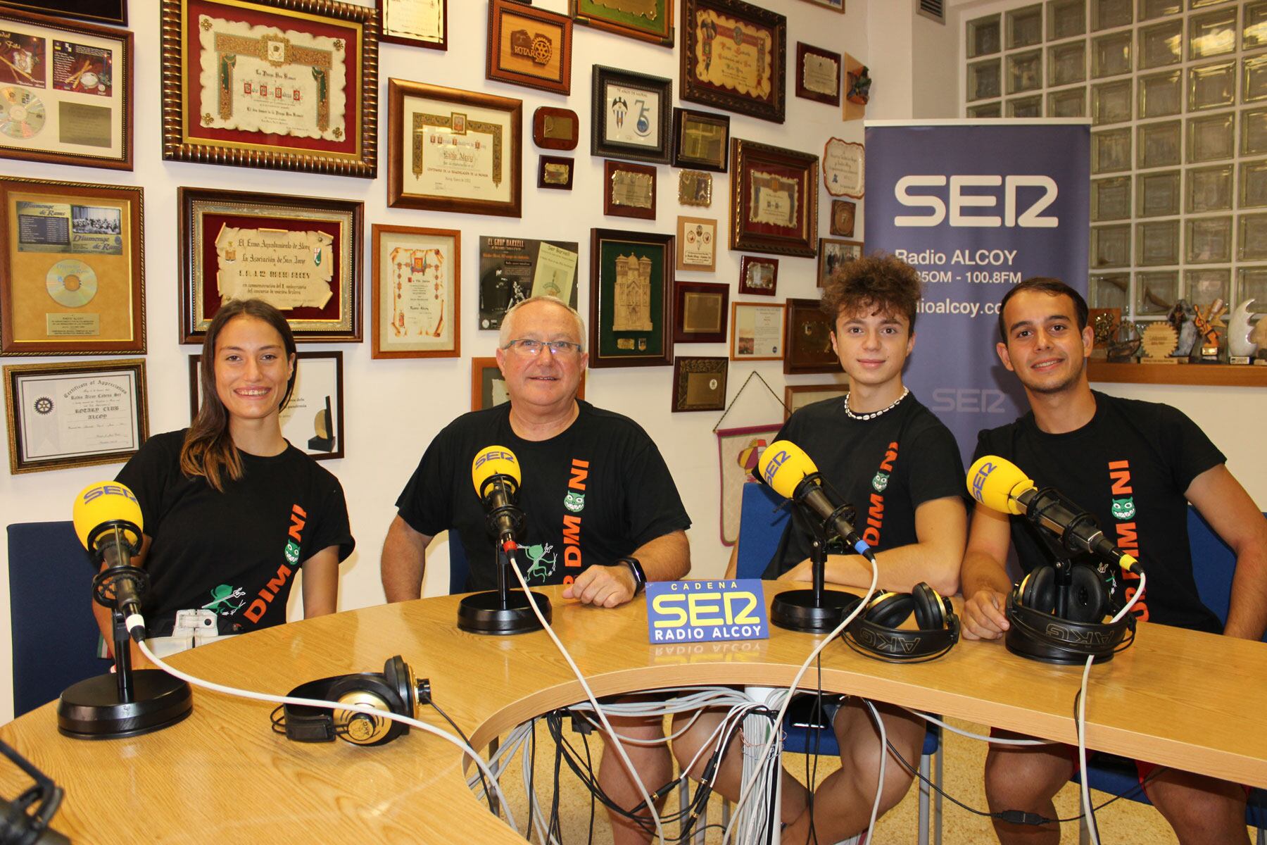 Andrea Vila, Enrique García, Fran Leva y Emilio Breviá en el estudio central de Radio Alcoy