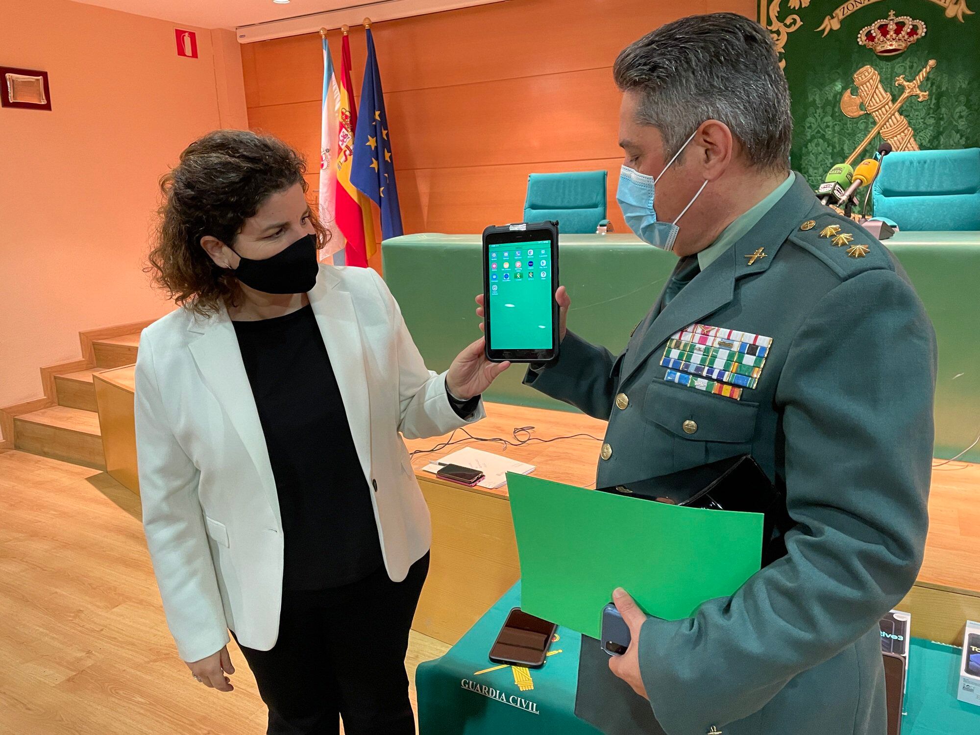 La subdelega del Gobierno en A Coruña, María Rivas, junto al coronel jefe de la Guardia Civil de la provincia, Francisco Javier Jambrina, este miércoles en la presentación de las nuevas tablets