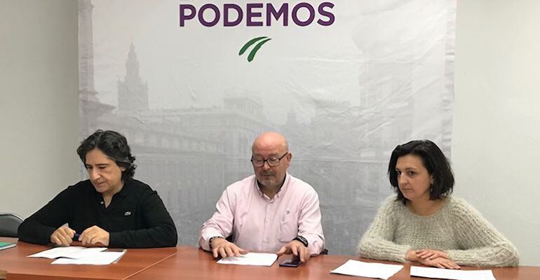 De izquierda a derecha: David Peñafuerte, Antonio Machado y María José Madrid, miembros del Equipo Territorial Provincial de Podemos.