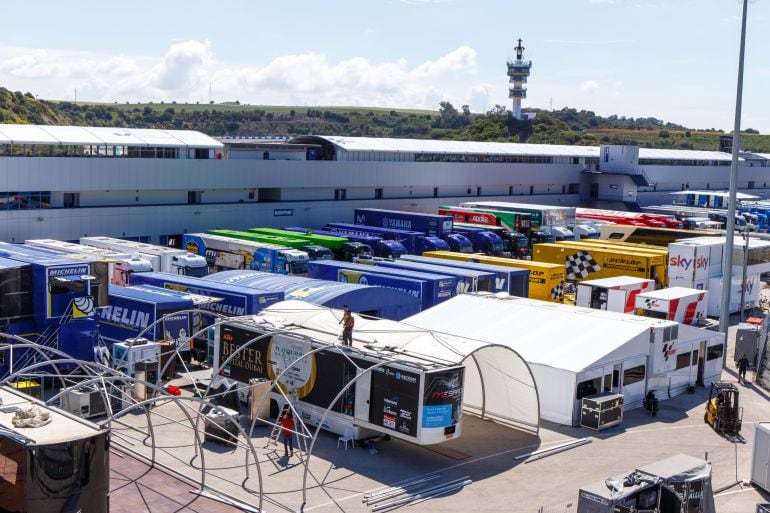 Montaje del Paddock en el Circuito de Jerez