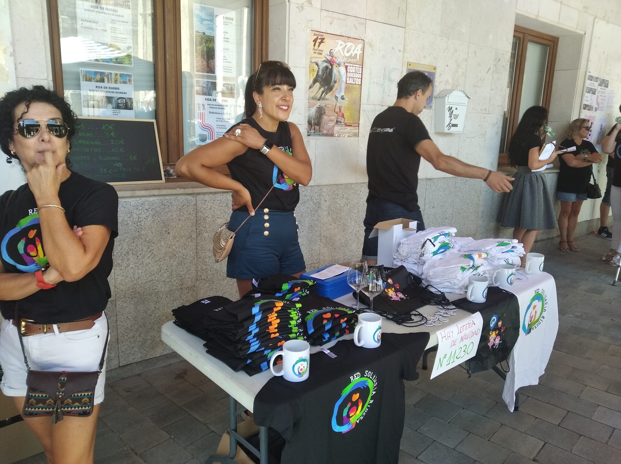 La Red Solidaria Ribera instaló un puesto junto al Ayuntamiento con su merchandising