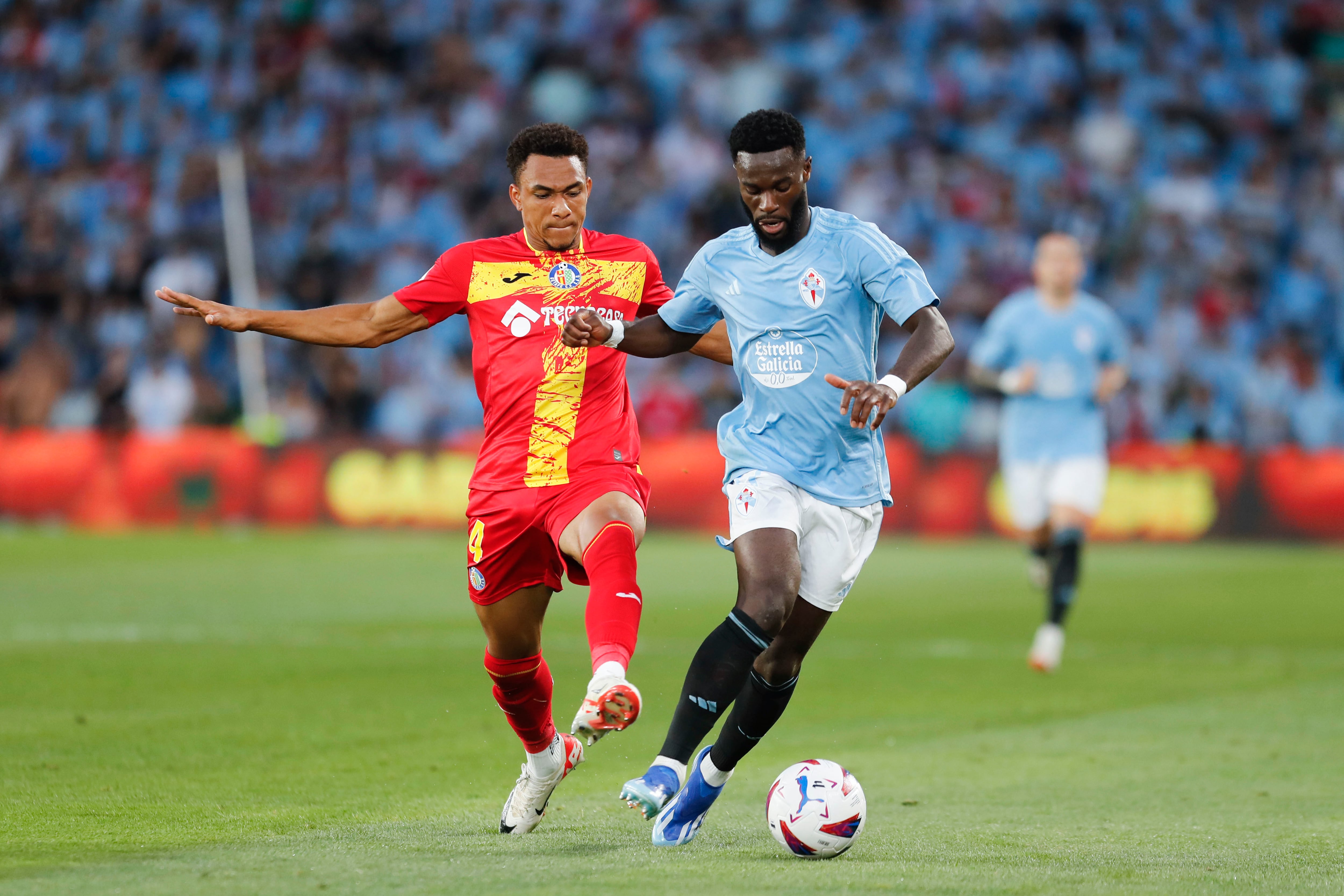 VIGO, 08/10/2023.- El delantero costamarfileño del Celta de Vigo Jonathan Bamba  (d) disputa una posesión ante Gastón Álvarez, defensa uruguayo del Getafe SAD durante el encuentro correspondiente a la jornada nueve de primera división disputado hoy Domingo en el estadio de Balaidos, en Vigo. EFE/Salvador Sas.
