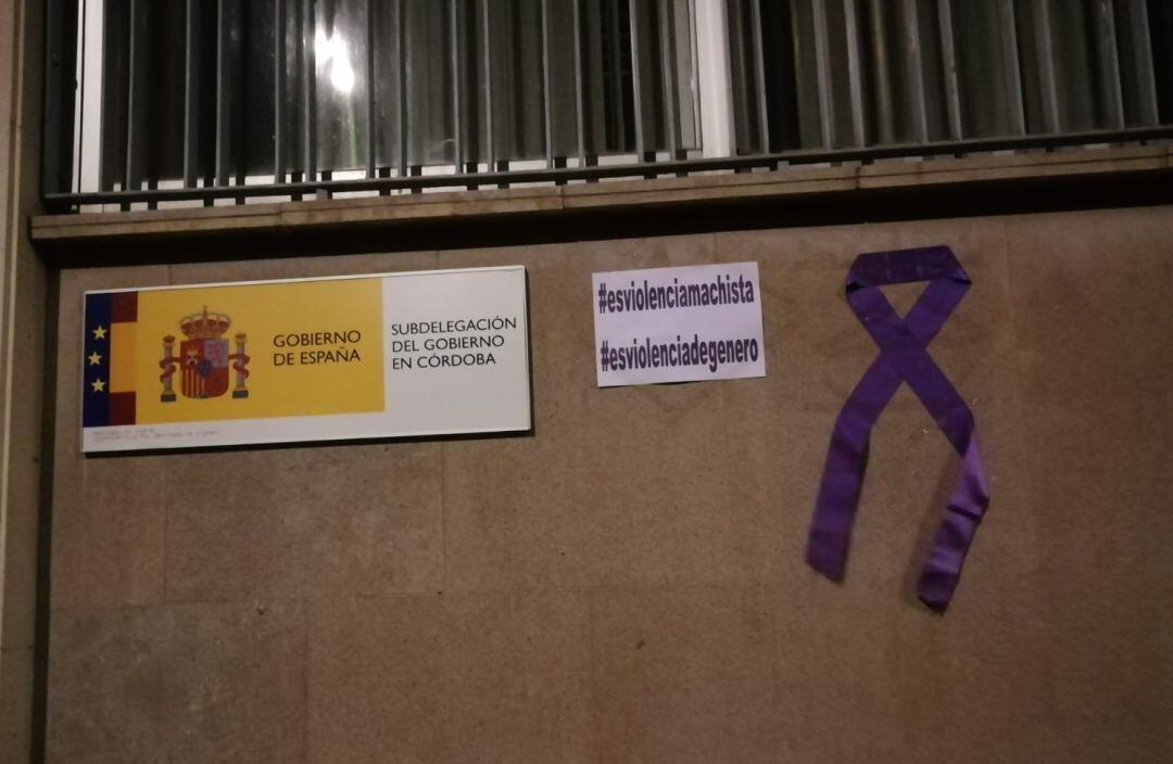 Un lazo y un cartel en la Subdelegación del gobierno.