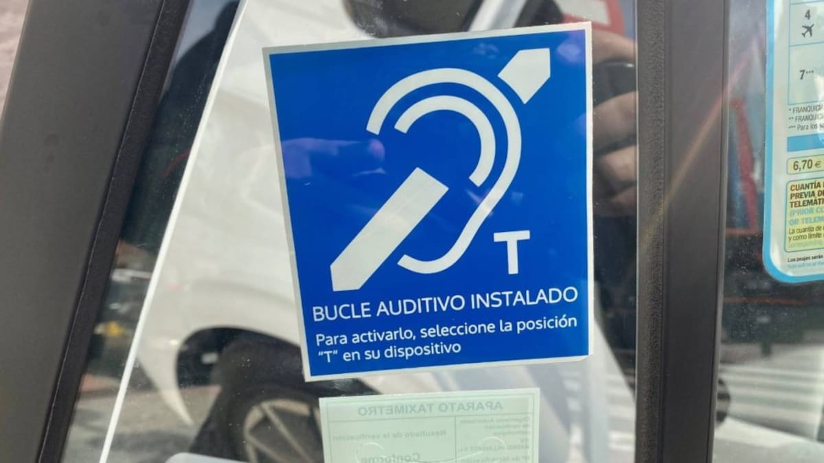 Todos los taxis de Madrid están obligados a llevar esta pegatina en la ventanilla, pero ¿qué significa?