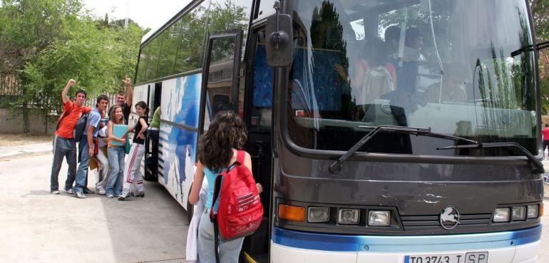 Al tratarse de enseñanza no obligatorio es la familia quien tiene que pagar el transporte escolar.