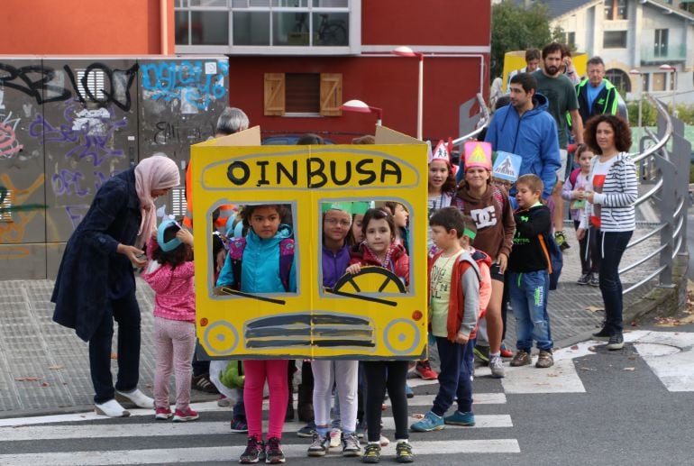 Los niños y niñas de Intxaurrondo Ikastola forman el Oinbusa en su camino al cole