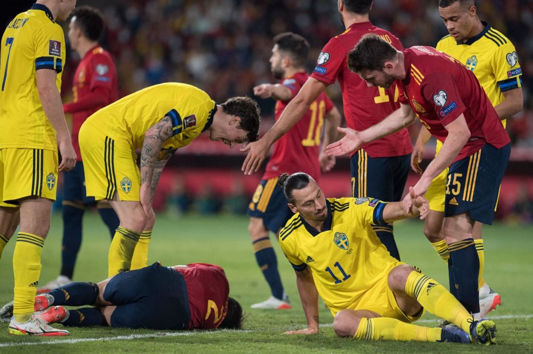 Ibrahimovic y Azpilicueta, justo después del choque durante el duelo entre España y Suecia