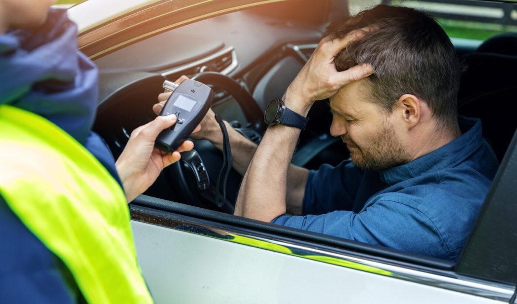 No bebe alcohol, pero este hombre da positivo en los controles: esta es la curiosa razón