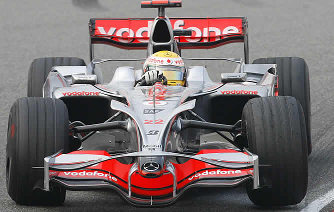 Ha conseguido la victoria por delante Massa por lo que el título mundial de pilotos se lo jugarán dentro de quince días en Brasil. Raikkonen ha completado el podio y Fernando Alonso ha sido cuarto