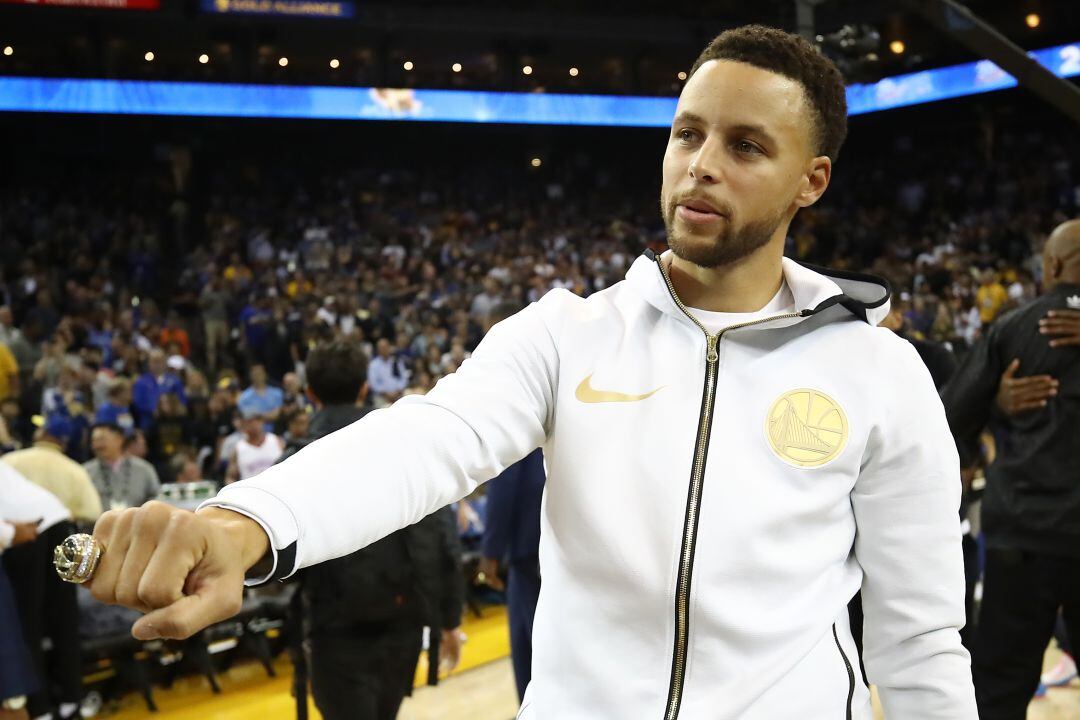 Curry muestra el anillo de campeón