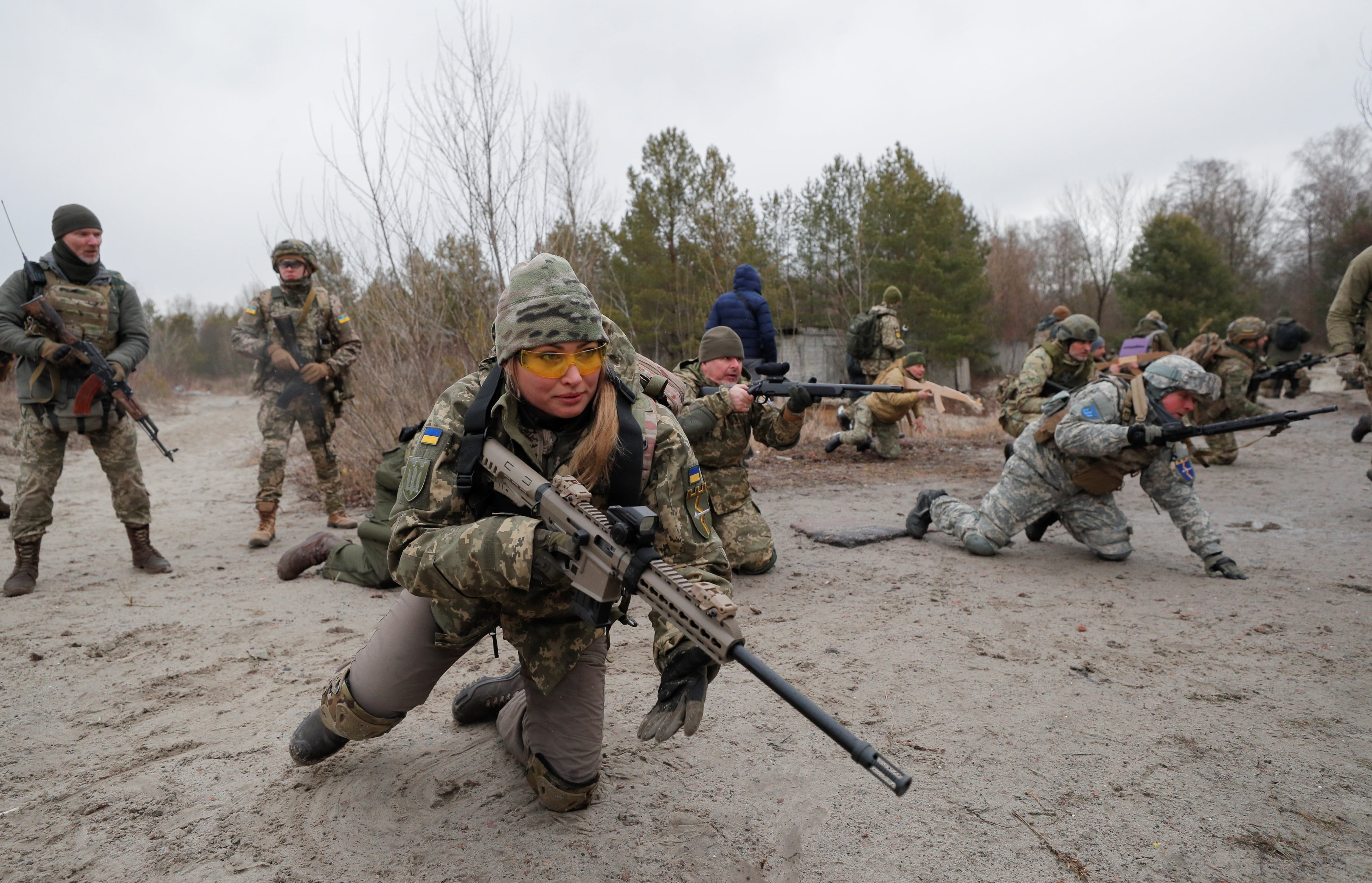 Los reservistas de la Defensa Territorial de Ucrania asisten a un ejercicio militar cerca de Kiev.