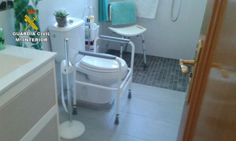 Uno de los cuartos de baño de la residencia ilegal