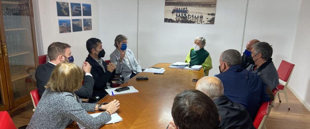 Reunión entre la Conselleira do Mar, Rosa Quintana, y los mariscadores sobre el pago de las indemnizaciones mientras duren las obras del dragado de la Ría do Burgo