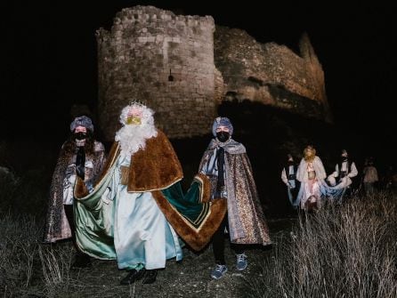 Los Reyes bajan desde las ruinas del castillo de Torregalindo, respetando el protocolo