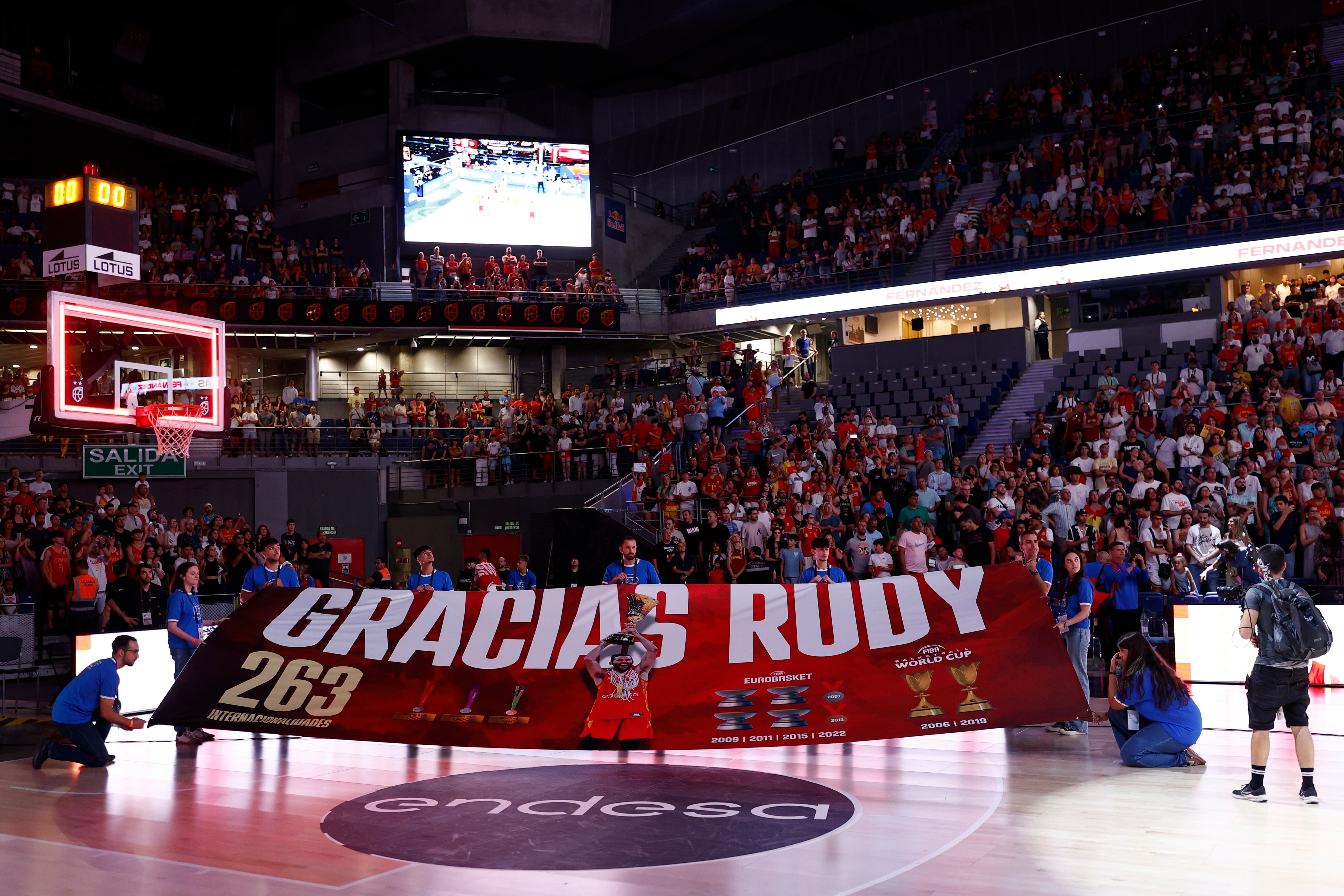 Un momento del homenaje que ha recibido el alero de la selección española, Rudy Fernánez, a la finalización del partido amistoso que han disputado hoy martes frente a Puerto Rico previo a los Juegos Olímpicos París 2024 en el Wizink Center en Madrid.