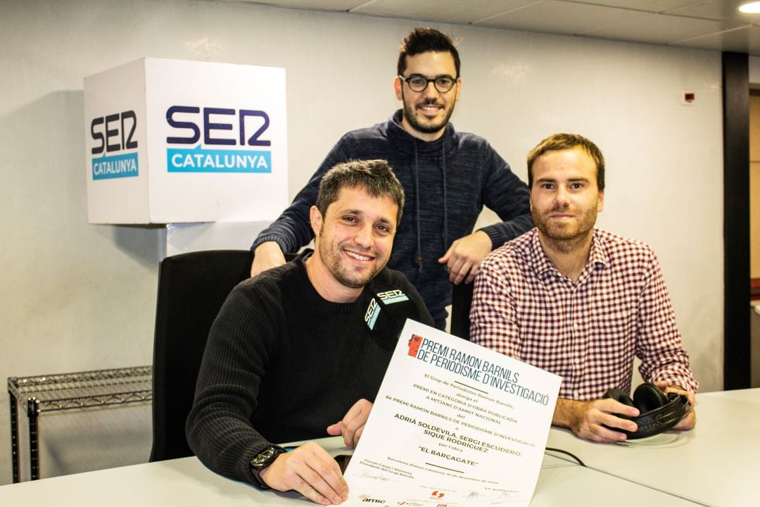 Los ganadores del premio Barnils de periodismo de investigación, Sique Rodríguez, Adrià Soldevila y Sergi Escudero