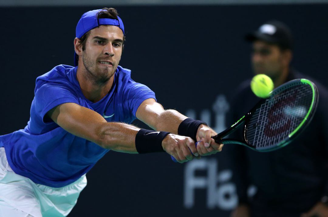 Kachanov golpea una pelota en el partido contra Nadal