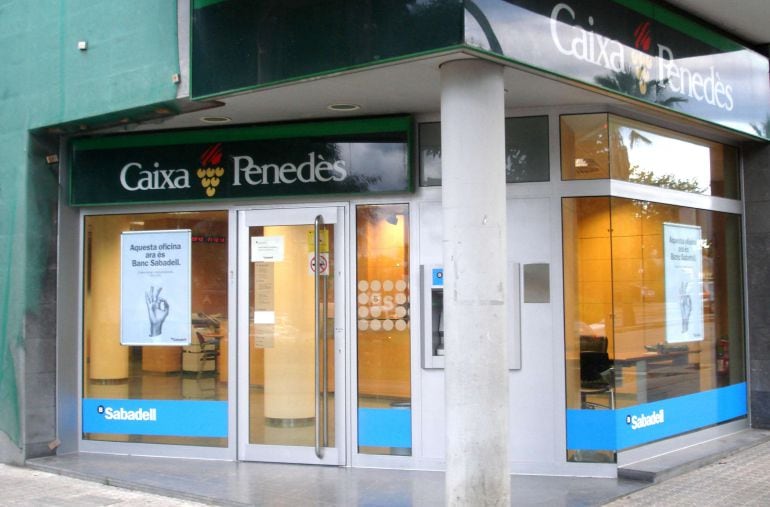 Imatge d'arxiu d'una oficina de Caixa Penedès, una de les entitats bancàries desaparegudes arran la crisi i absorbida finalment per Banc Sabadell