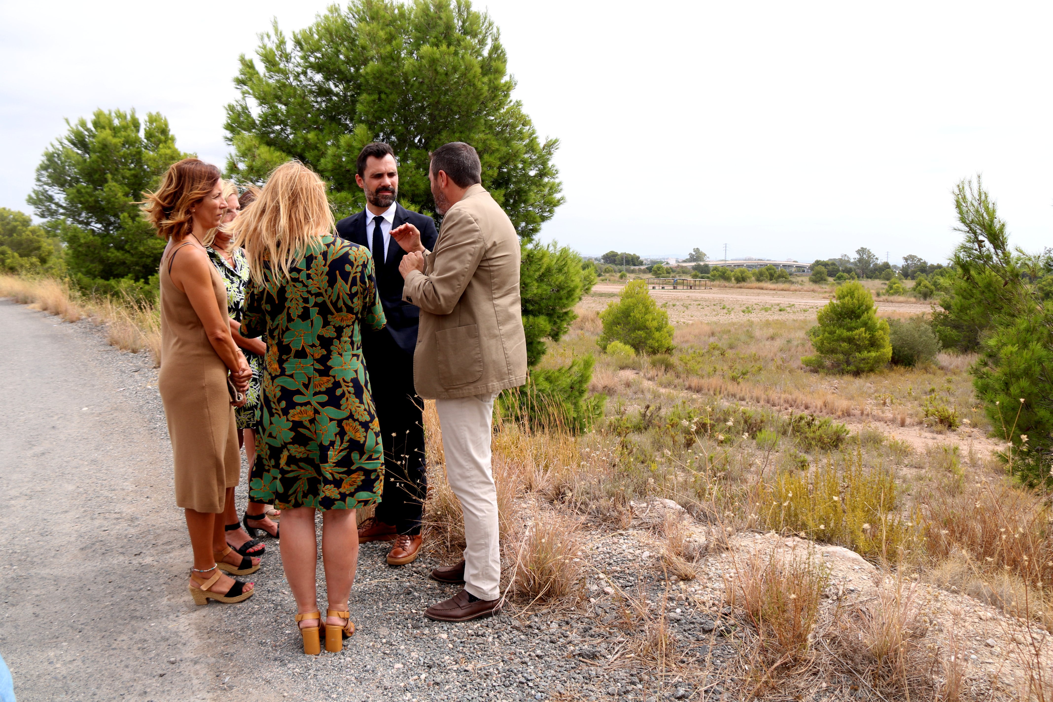 Roger Torrent, conseller d&#039;Empresa i Treball; Fran Morancho, alcalde Mont-roig del Camp, acompanyat d&#039;altres autoritats, visitant els terrenys on s&#039;ha d&#039;instal·lar l&#039;empresa sud-coreana / ACN