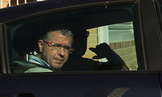 MADRID, SPAIN - OCTOBER 27: Francisco Granados (L), former Popular Party senator and deputy first minister of Madrid leaves his house in a police car after being arrested along with dozens of other politicians accross Spain in an anti-fraud operation on O