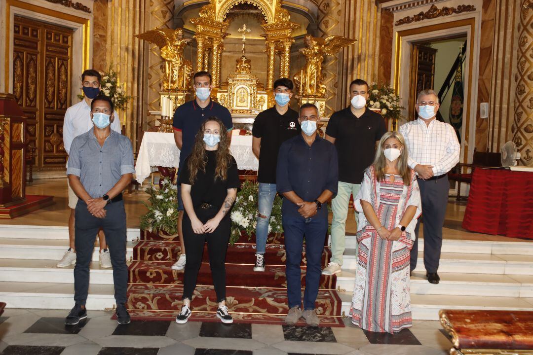 Representantes del Almería y Federación de Peñas en la Patrona.