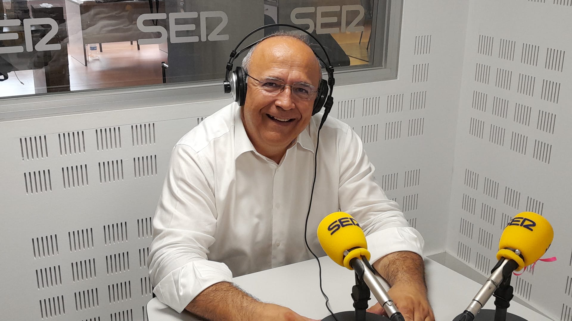 Arsenio Salvador en los estudios de SER Puertollano