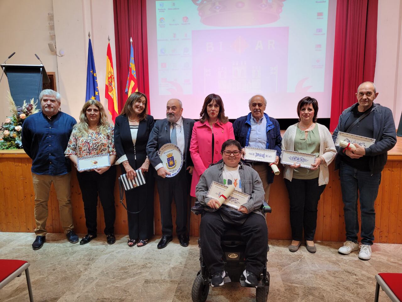 Alcaldesa con los galardonados este año