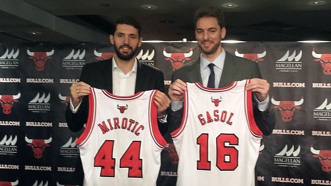 Mirotic y Pau posan con sus camisetas de los Bulls