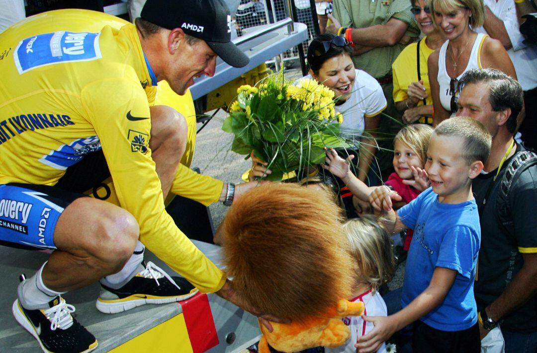 Lance Armstrong y su hijo Luke, en el Tour de 2005.