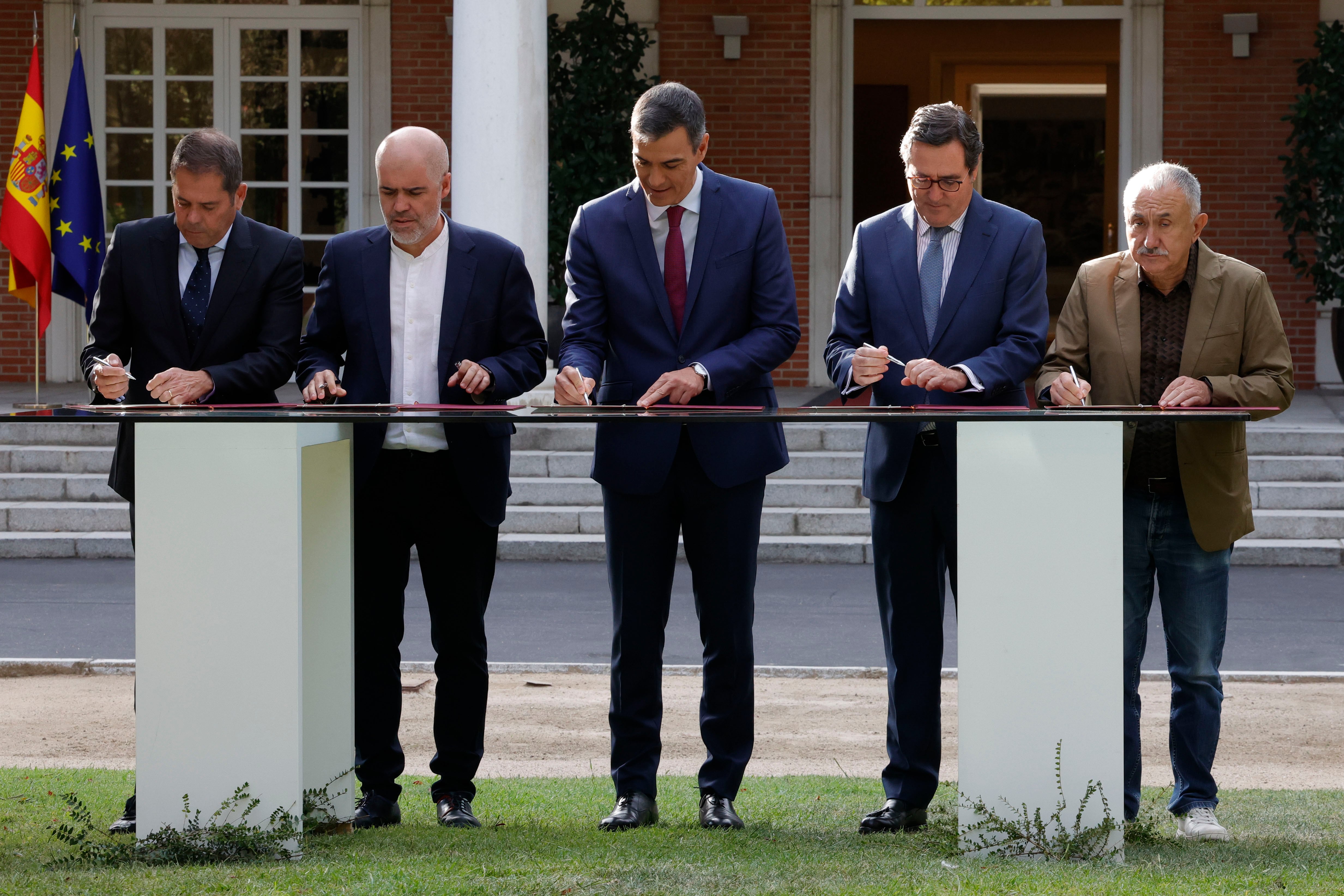 El presidente del Gobierno, Pedro Sánchez (c), firma junto a los representantes de la patronal y los sindicatos el nuevo acuerdo en materia de pensiones este miércoles en el Palacio de la Moncloa.