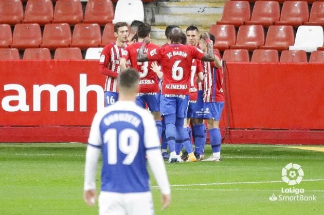 Los jugadores del Sporting celebran el gol de Aitor García.