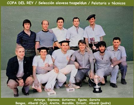 La selección alavesa con los trofeos