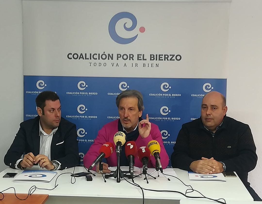 Pedro Muñoz acompañado de Iván Alonso y de Pedro Quintana en la rueda de prensa