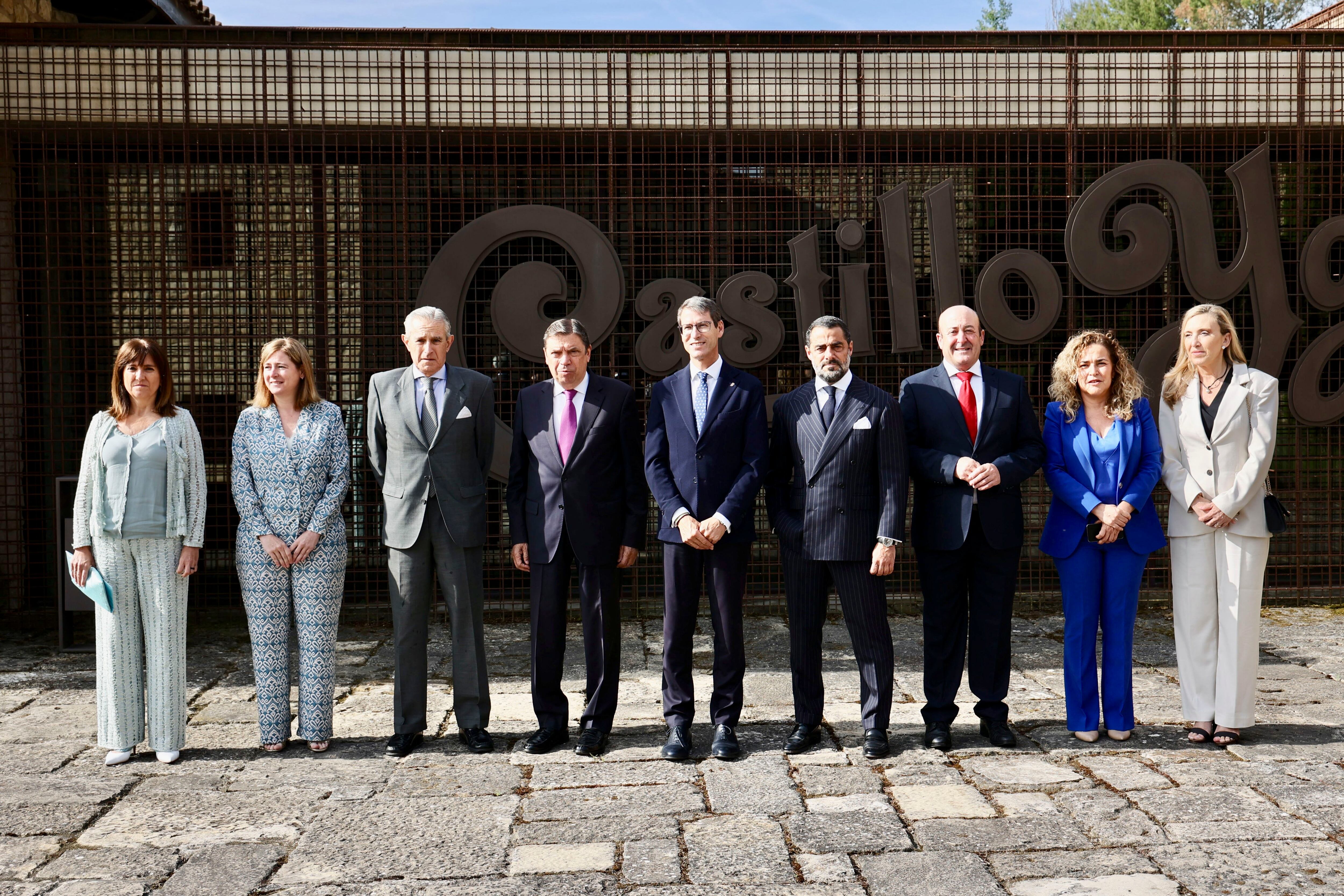 LOGROÑO 05/06/2025.- El ministro de Agricultura, Luis Planas (4i), el presidente del Gobierno de La Rioja, Gonzalo Capellán (c), el presidente del Consejo Regulador, Fernando Ezquerro (3d), el presidente de Marqués de Murrieta, Vicente Cebrián-Sagarriga (4d), entre otras autoridades, participan en el Foro Empresarial de las Grandes Marcas de España organizado por la DOCa Rioja con motivo de la celebración de su centenario, este jueves en las Bodegas Marqués de Murrieta, en Logroño.EFE/Raquel Manzanares
