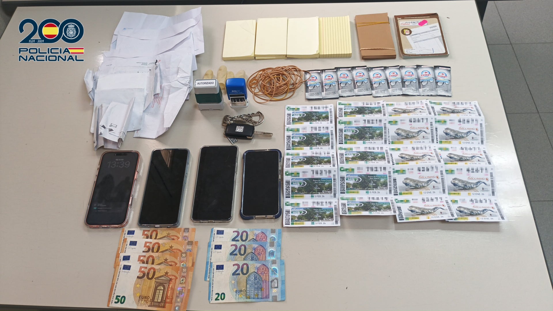 Efectos incautados a los dos timadores detenidos en Guadalajara