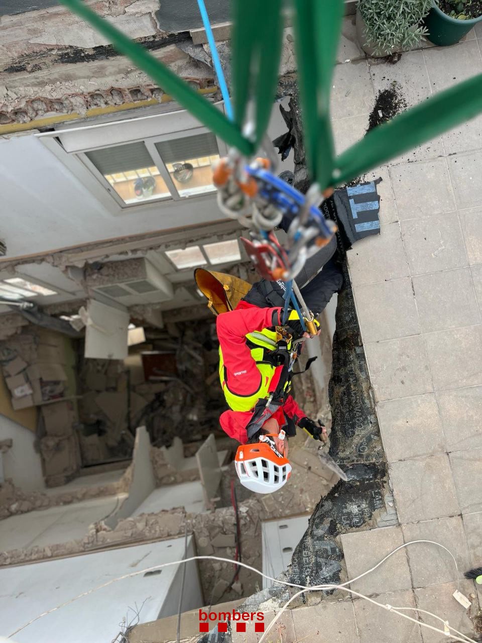 Els GRAE accedeixen a l&#039;esvoranc de l&#039;edifici sinistrat a Badalona per via aèria per sanejar els forjats i evitar despreniments de material.