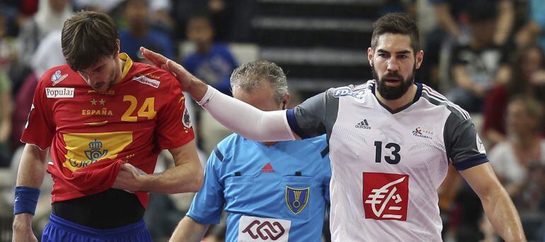 El jugador de la selección francesa de balonmano Nikola Karabatic consuela al español Viran Morros.