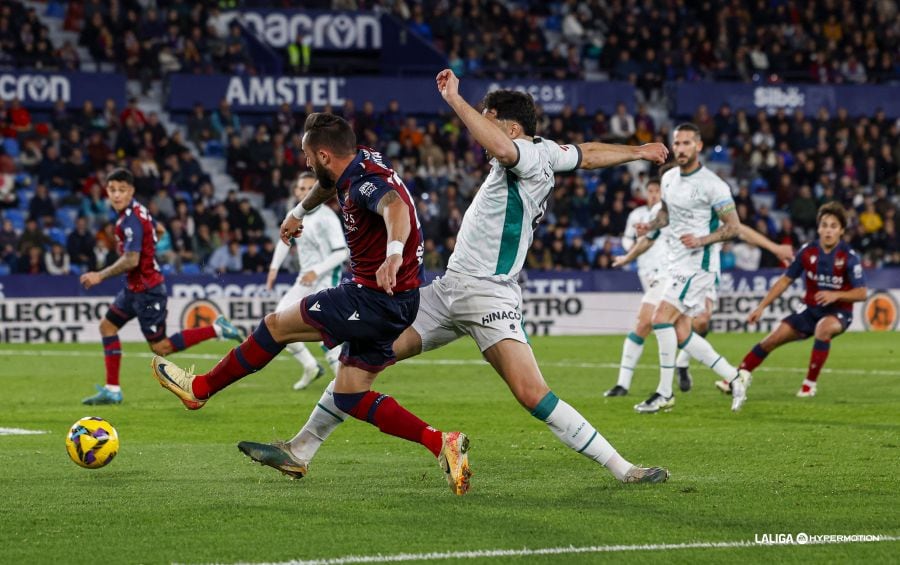 El Huesca se llevó un punto del campo del Levante en un disputado partido