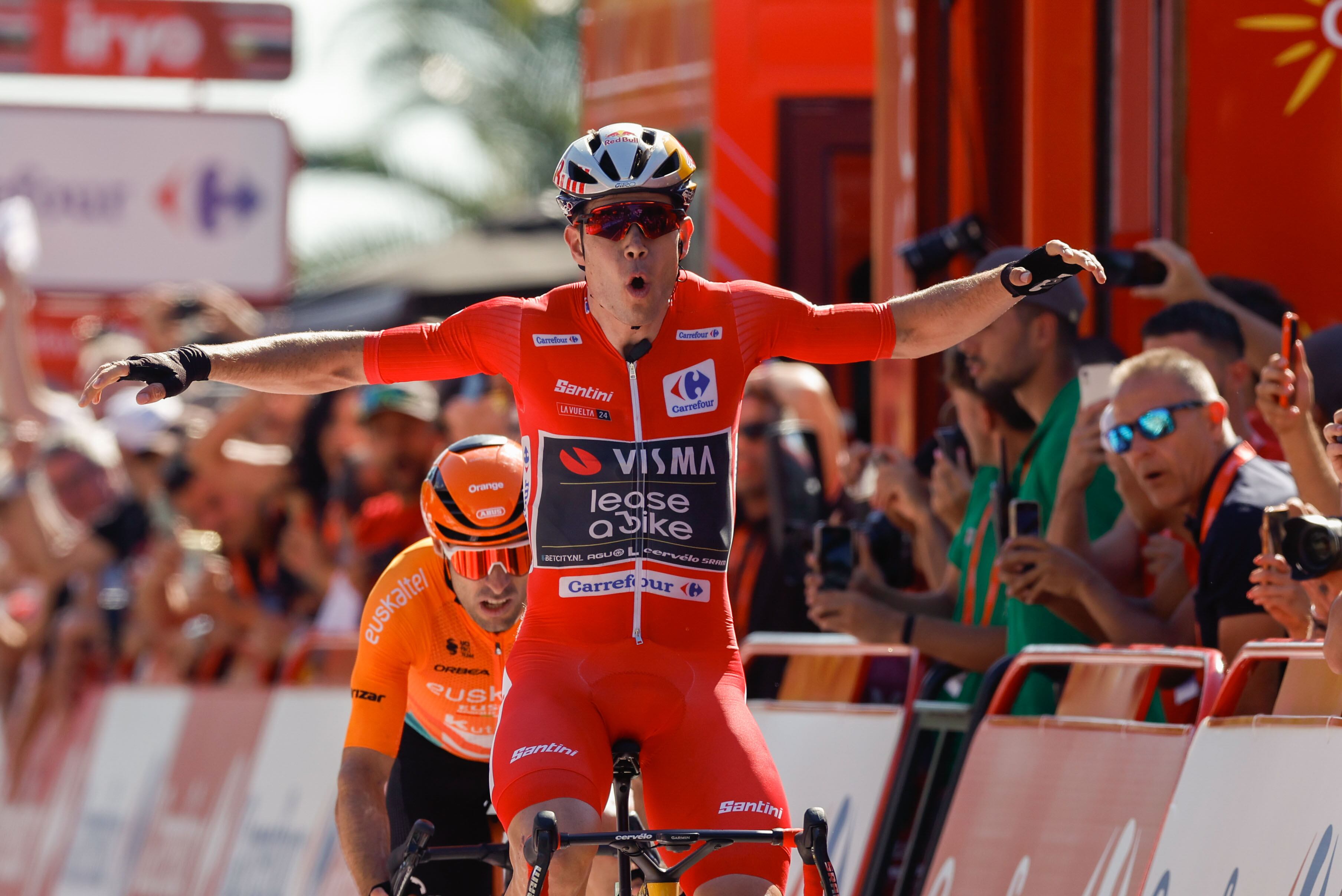 Wout van Aert celebra su victoria en la etapa 3 de la Vuelta 2024