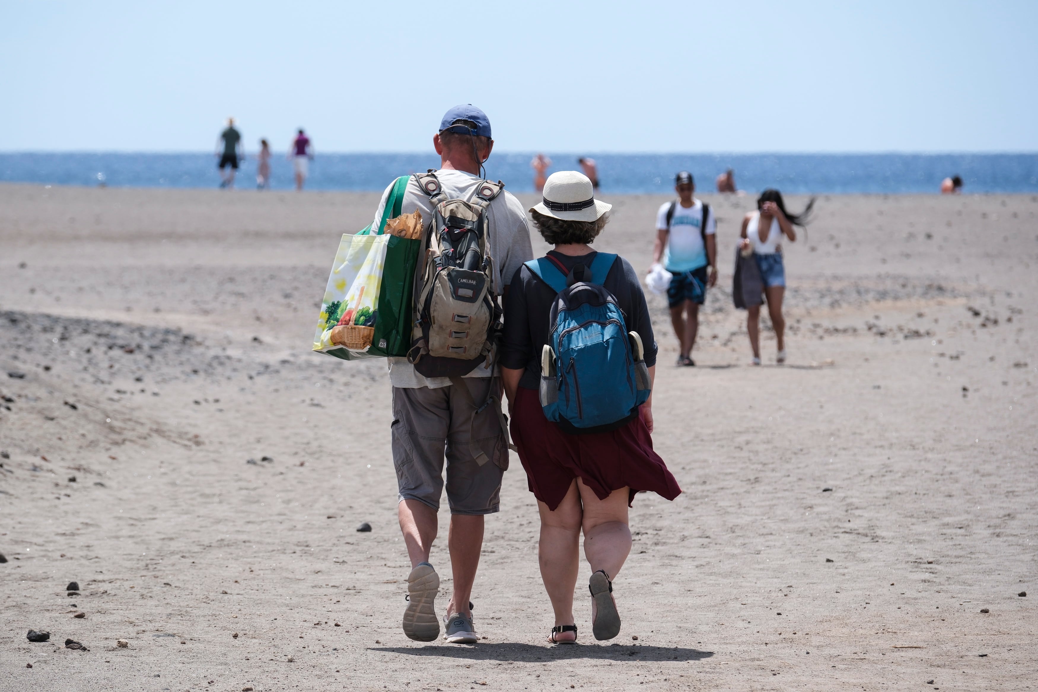 GRAFCAN7243. GRANADILLA DE ABONA (TENERIFE) (ESPAÑA), 05/04/2024.- Dos turistas camina por la playa de La Tejita, en el sur de Tenerife. EFE/Alberto Valdés
