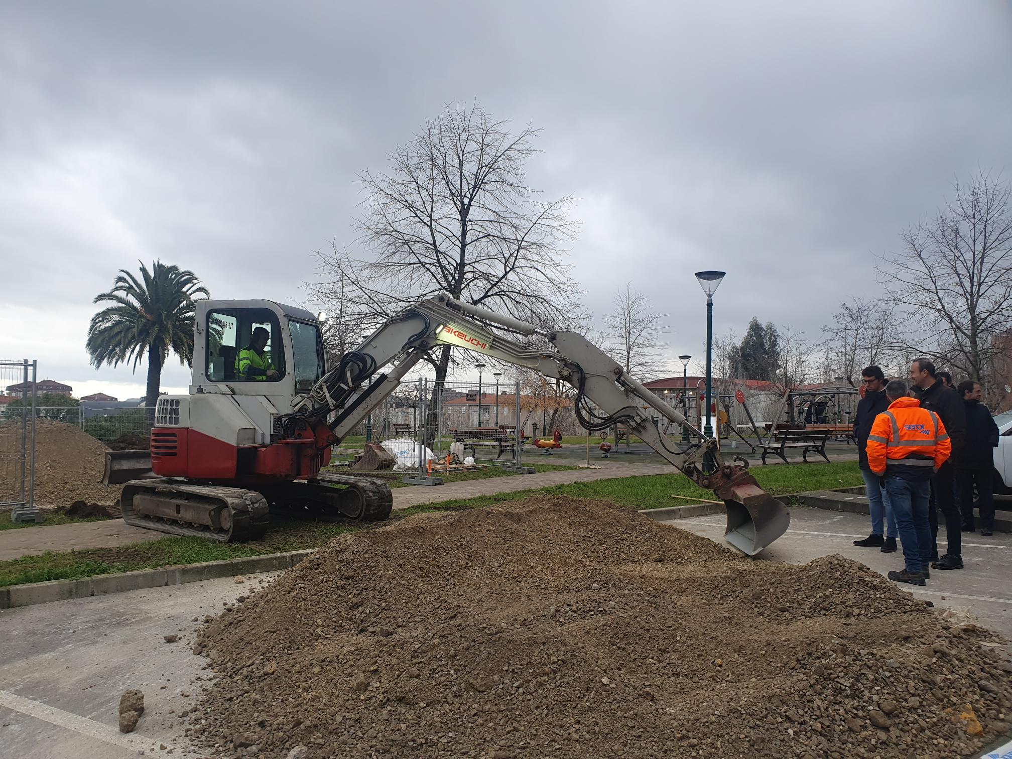 Obras de la pista deportiva de la Plaza de las Autonomías en Torrelavega