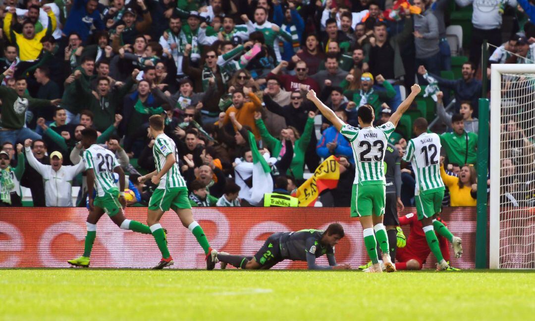 Le Normand aparece en el suelo tras intentar cortar el disparo de Junior que suponía el 1-0 del Betis